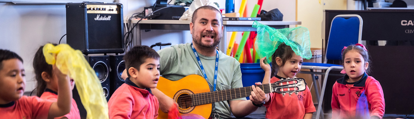 Fila de niños estudiantes saludando